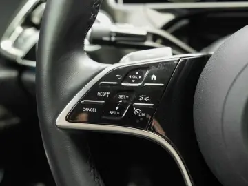 MERCEDES-BENZ E 300 e Avantgarde Superscreen Distronic 360