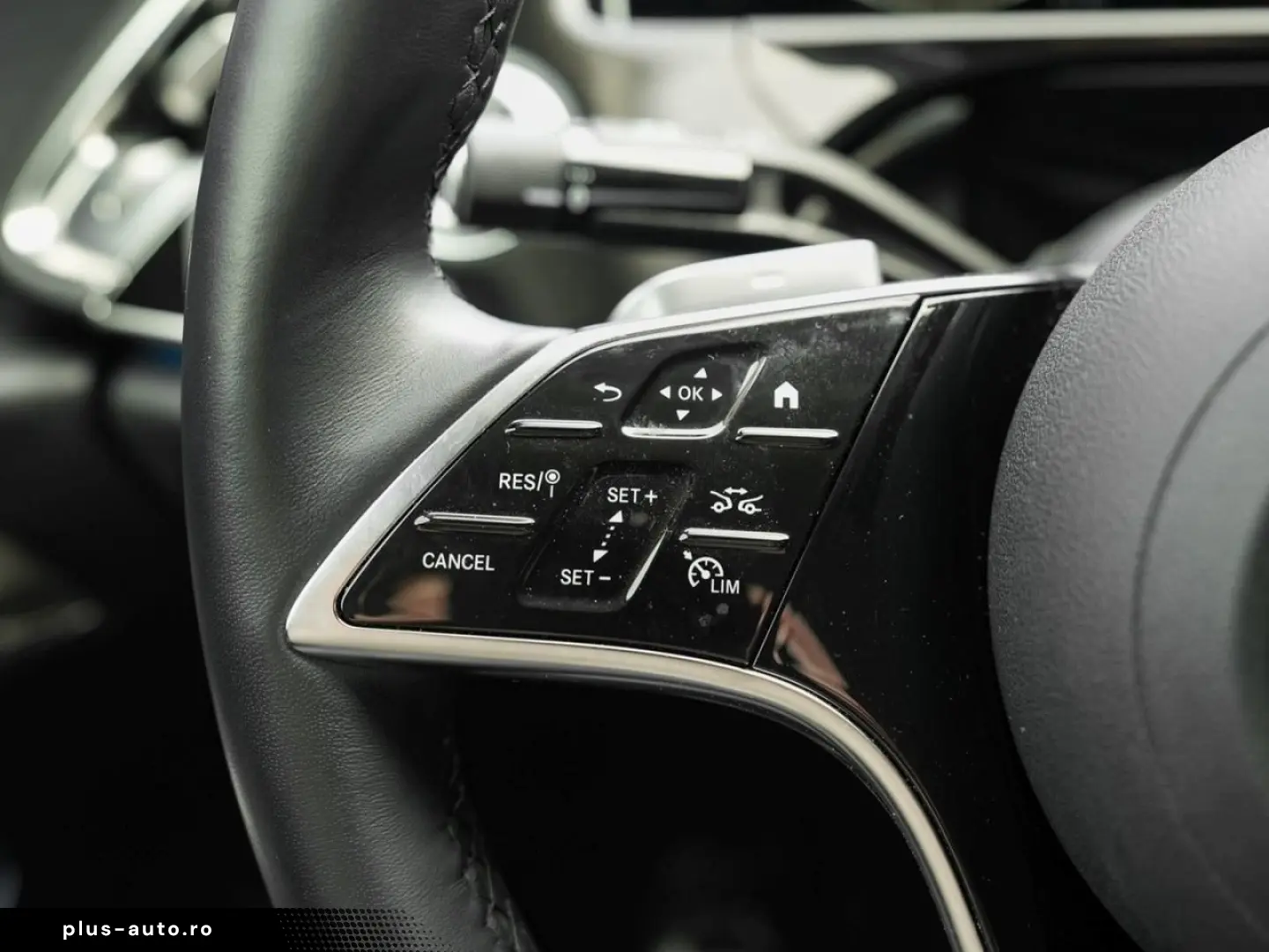 MERCEDES-BENZ E 300 e Avantgarde Superscreen Distronic 360