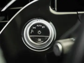 MERCEDES-BENZ E 300 e Avantgarde Superscreen Distronic 360