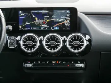 MERCEDES-BENZ GLA 250 e AMG MBEAM AMBIENTE MBUX SHZ DISTR