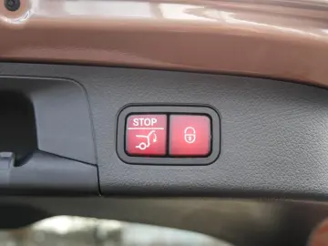 MERCEDES-BENZ GLA 250 e AMG MBEAM AMBIENTE MBUX SHZ DISTR