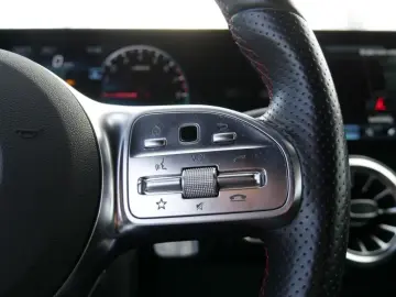 MERCEDES-BENZ GLA 250 e AMG MBEAM AMBIENTE MBUX SHZ DISTR