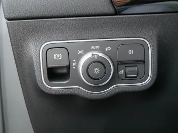 MERCEDES-BENZ GLA 250 e AMG MBEAM AMBIENTE MBUX SHZ DISTR