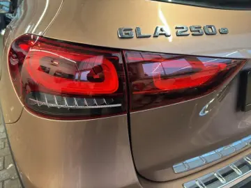 MERCEDES-BENZ GLA 250 e AMG HUD PANO 360  KAMERA DIS&hellip;