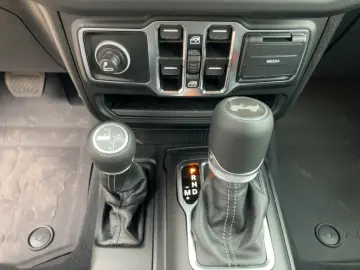 Jeep Wrangler MY24 Sahara 2.0l T-GDI 272PS 4x4