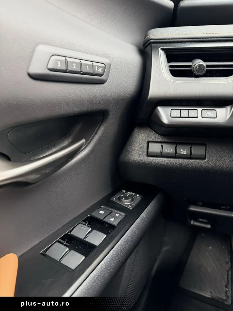 LEXUS UX 250h 2 0 HEV Luxury Line   Schiebedach   360