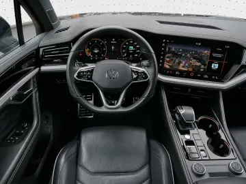 VW Touareg R-Line 3.0 TDI Pano DYNAUDIO HuD Stand