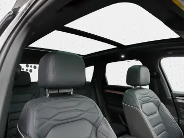 VW Touareg R-Line 3.0 TDI Pano DYNAUDIO HuD Stand