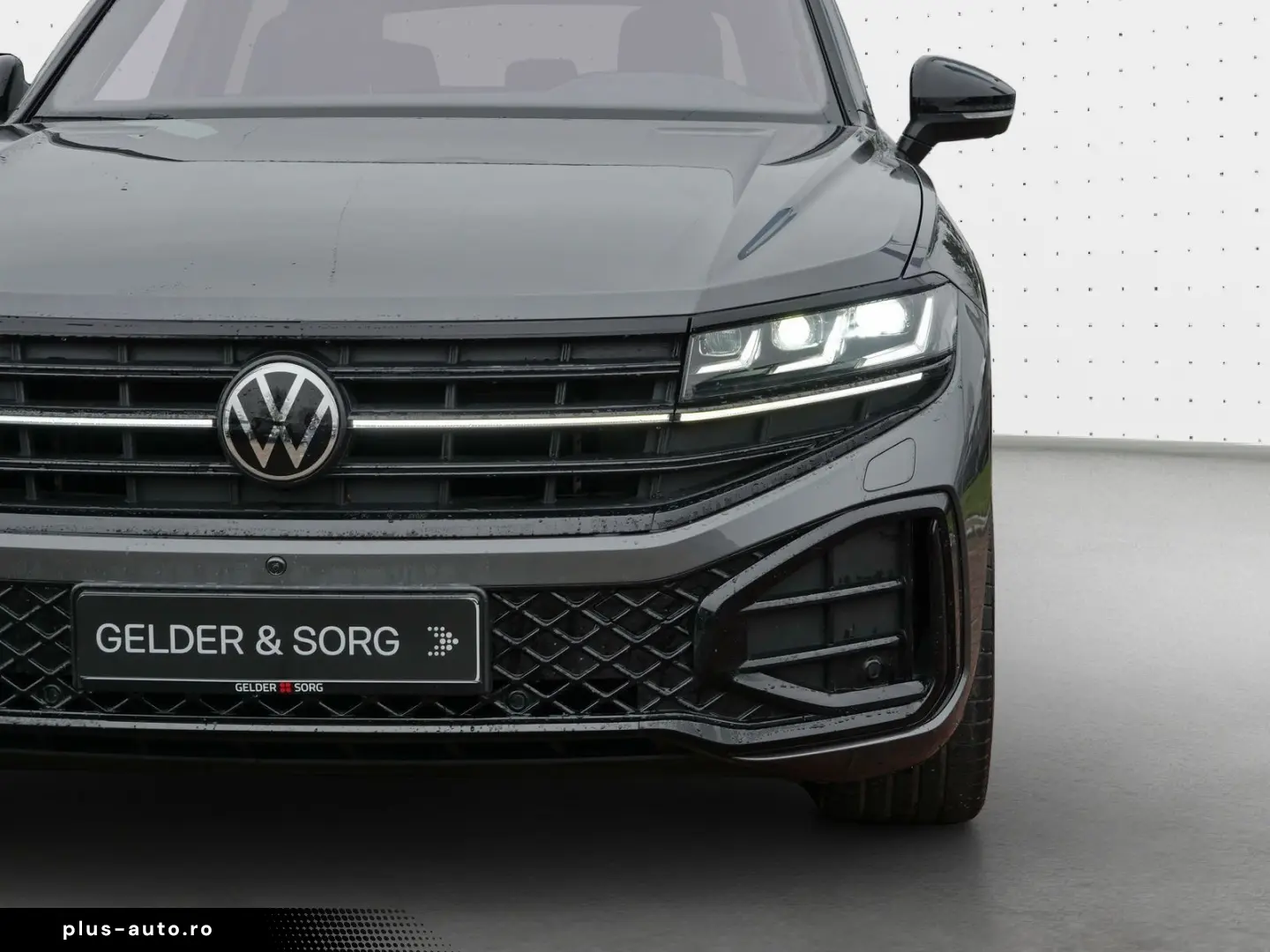 VW Touareg R-Line 3.0 TDI Pano DYNAUDIO HuD Stand