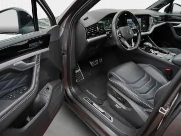 VW Touareg R-Line 3.0 TDI Pano DYNAUDIO HuD Stand