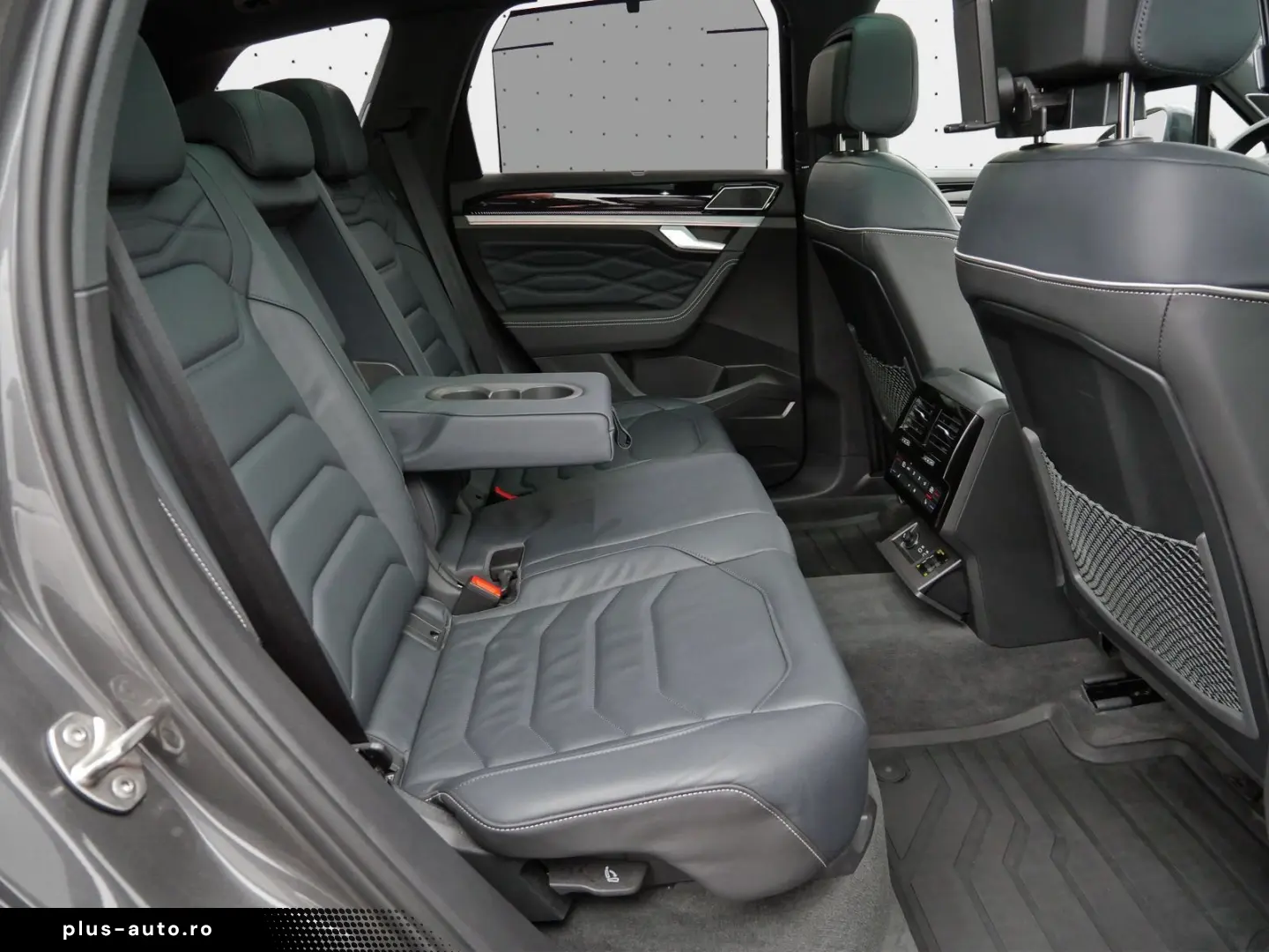 VW Touareg R-Line 3.0 TDI Pano DYNAUDIO HuD Stand