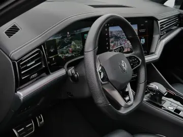 VW Touareg R-Line 3.0 TDI Pano DYNAUDIO HuD Stand