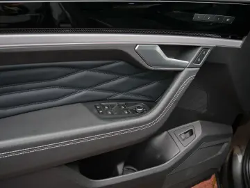 VW Touareg R-Line 3.0 TDI Pano DYNAUDIO HuD Stand