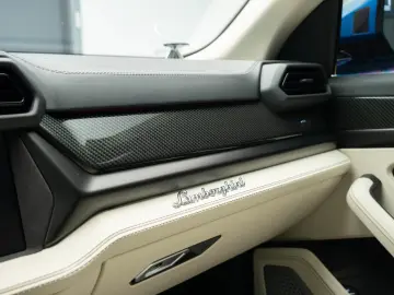 Lamborghini Urus SE 770 km Predare Leasing