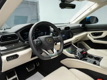 Lamborghini Urus SE 770 km Predare Leasing
