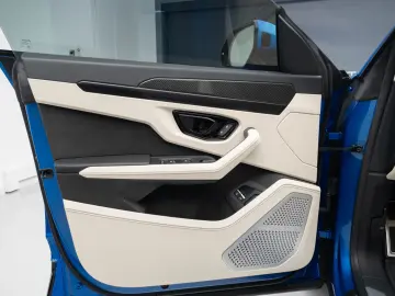 Lamborghini Urus SE 770 km Predare Leasing