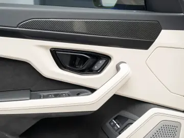 Lamborghini Urus SE 770 km Predare Leasing