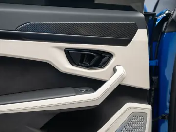 Lamborghini Urus SE 770 km Predare Leasing