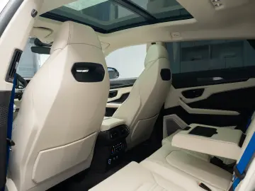 Lamborghini Urus SE 770 km Predare Leasing