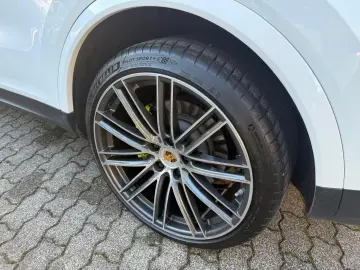 PORSCHE CAYENNE COUPE-HYBRID APPROVED 22 ZOLL MWST !