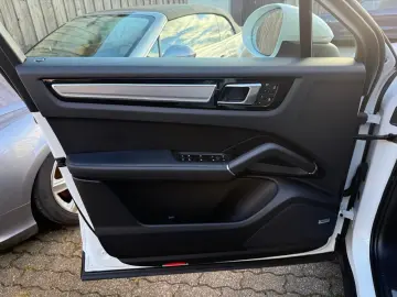 PORSCHE CAYENNE COUPE-HYBRID APPROVED 22 ZOLL MWST !