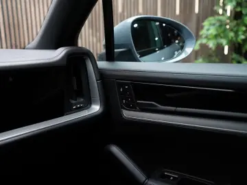 PORSCHE Cayenne E-Hybrid PANO   LUFT   AHK   INNO   Matr