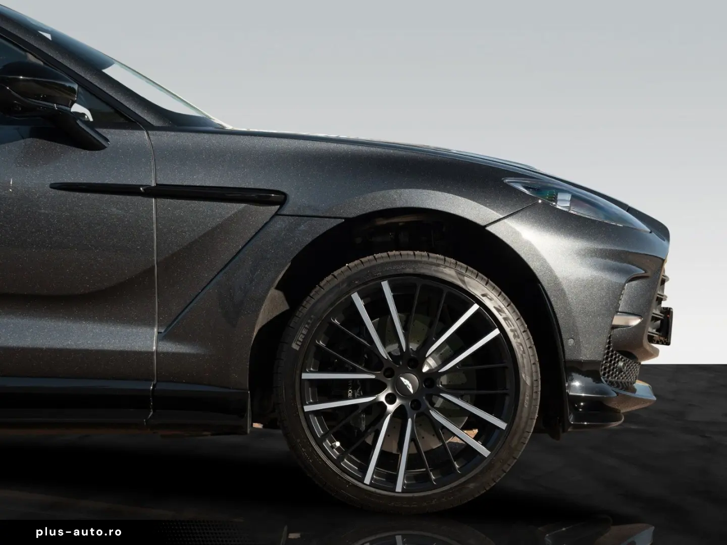 ASTON MARTIN DBX 707   Xenon Grey   Carbon   Jewellery Pack