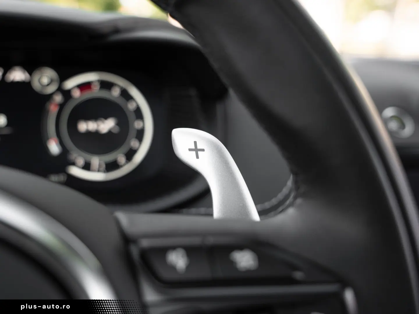 ASTON MARTIN DBX 707   Xenon Grey   Carbon   Jewellery Pack