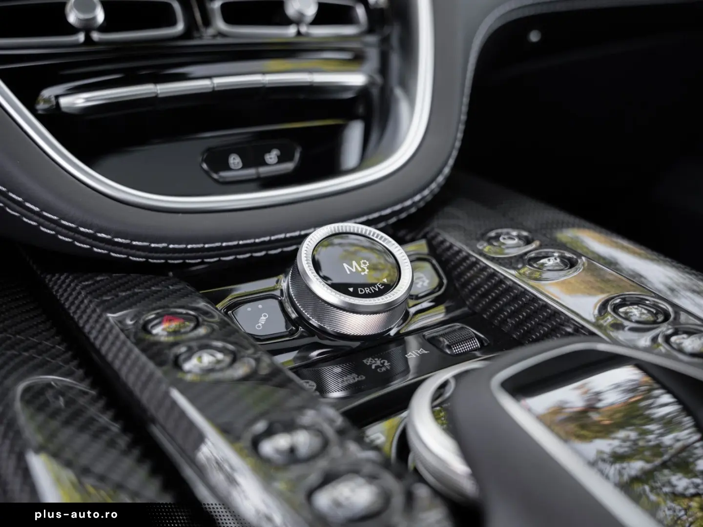 ASTON MARTIN DBX 707   Xenon Grey   Carbon   Jewellery Pack