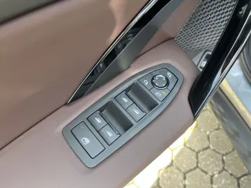 BMW iX2 xDrive30 HUD Panoramadach Navi Leder LED ACC