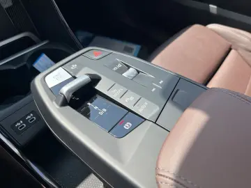 BMW iX2 xDrive30 HUD Panoramadach Navi Leder LED ACC