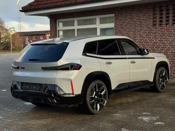 BMW XM LABEL RED  Bowers & Wilkins Massage Adapt.M