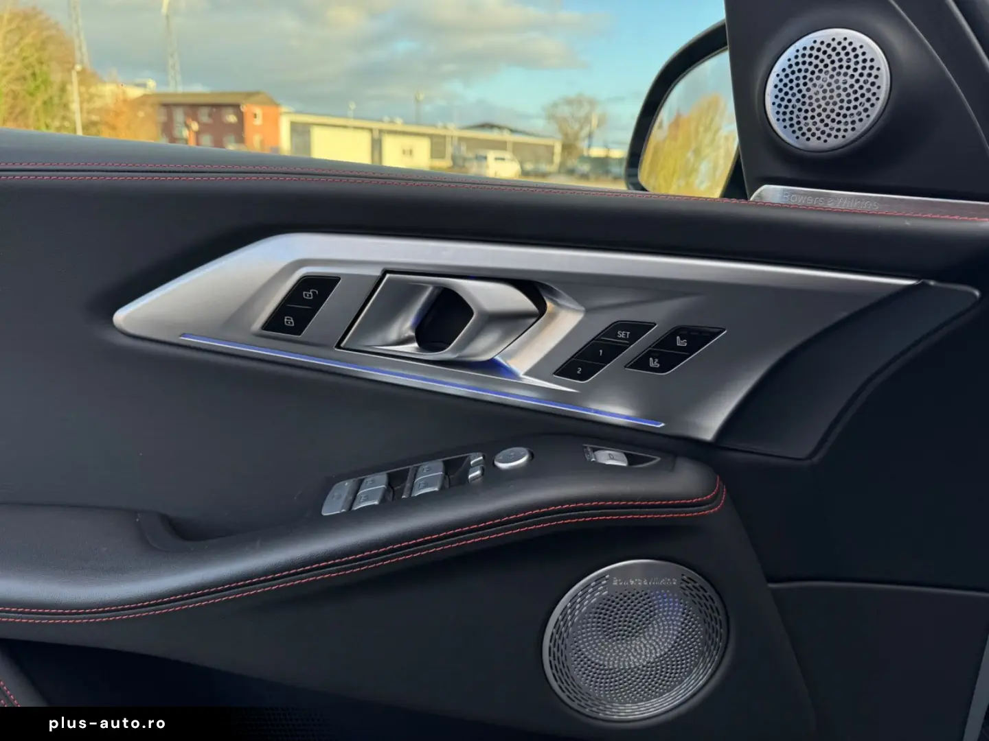 BMW XM LABEL RED  Bowers & Wilkins Massage Adapt.M