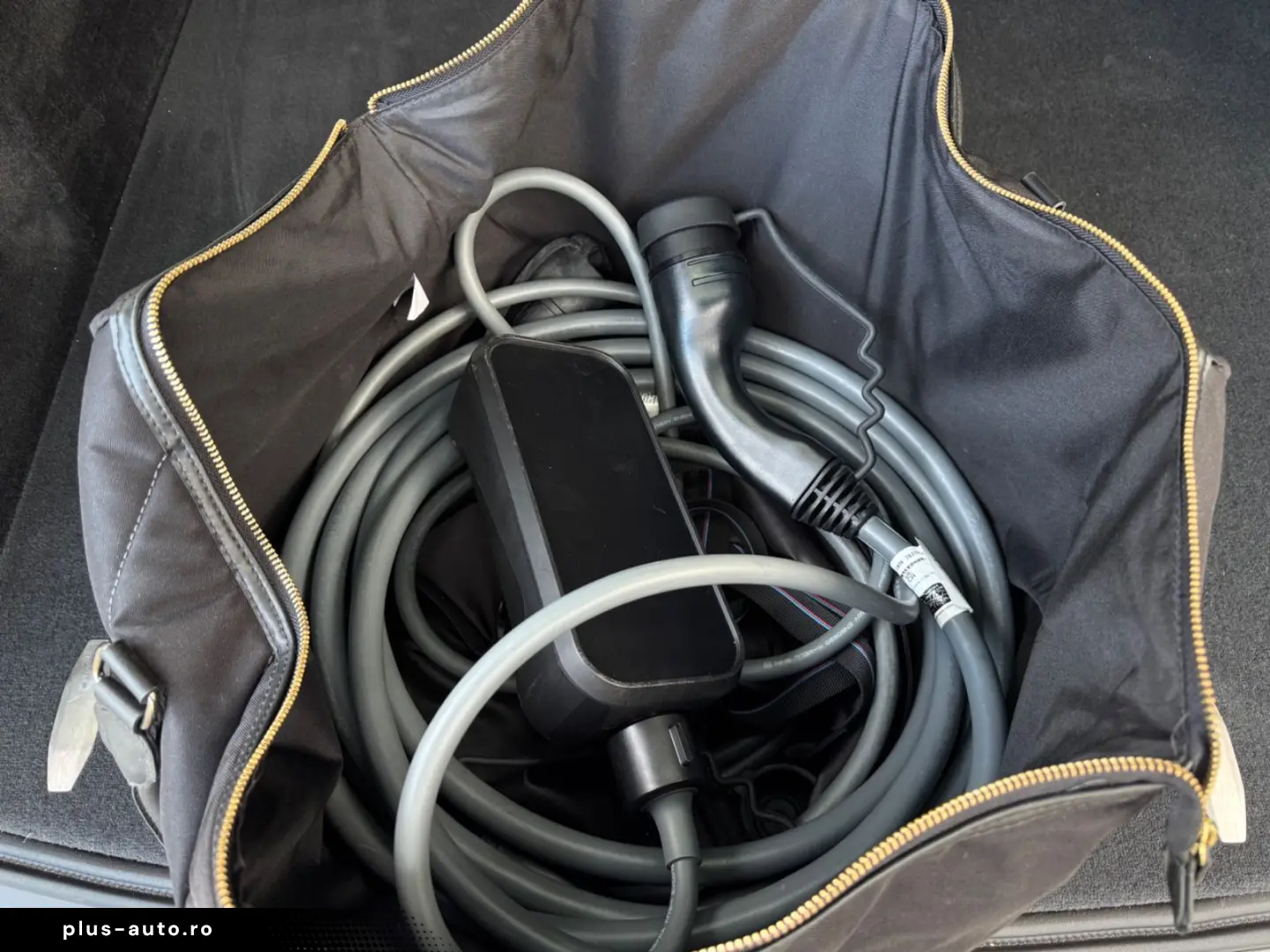 BMW XM LABEL RED  Bowers & Wilkins Massage Adapt.M