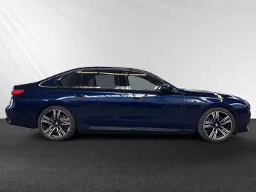 BMW M760e xDrive TV-Fond-Entertainment Autobahnass.