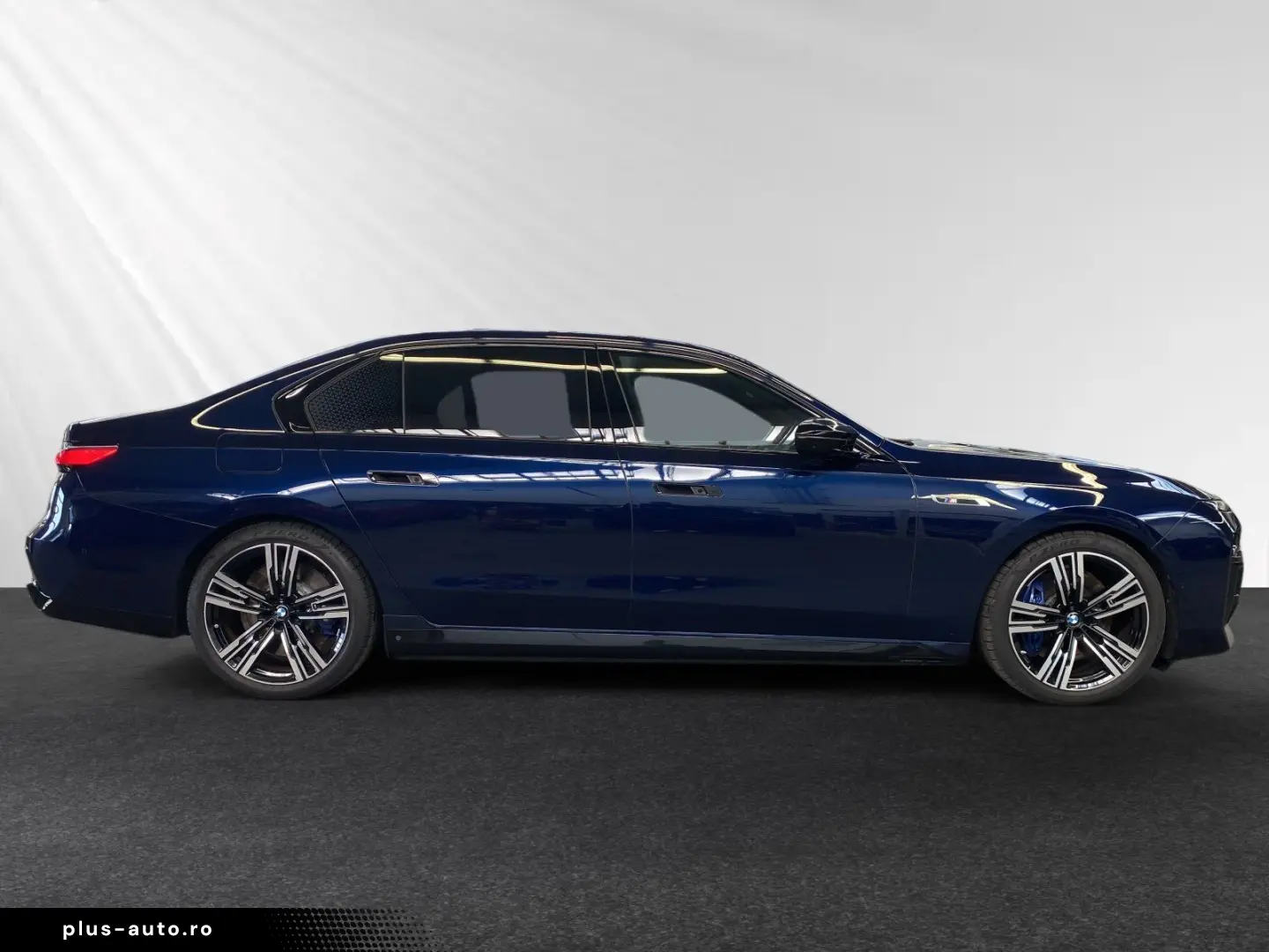 BMW M760e xDrive TV-Fond-Entertainment Autobahnass.