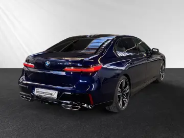 BMW M760e xDrive TV-Fond-Entertainment Autobahnass.