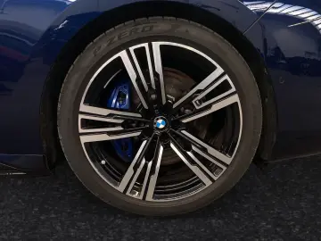 BMW M760e xDrive TV-Fond-Entertainment Autobahnass.