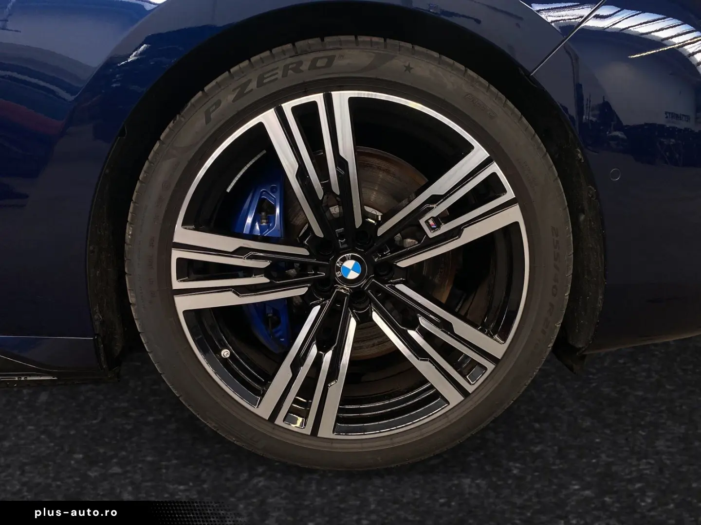 BMW M760e xDrive TV-Fond-Entertainment Autobahnass.