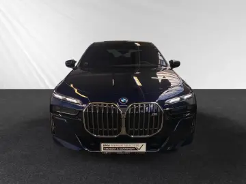 BMW M760e xDrive TV-Fond-Entertainment Autobahnass.