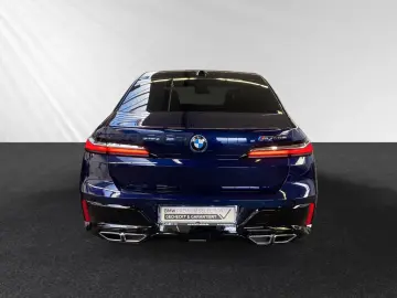 BMW M760e xDrive TV-Fond-Entertainment Autobahnass.