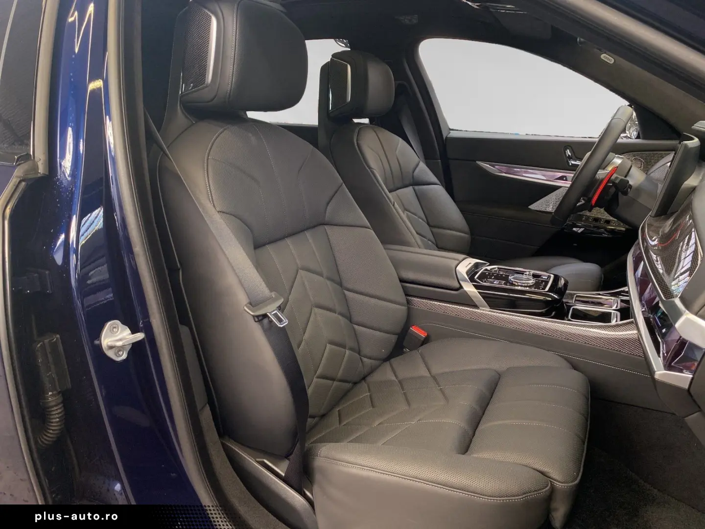 BMW M760e xDrive TV-Fond-Entertainment Autobahnass.