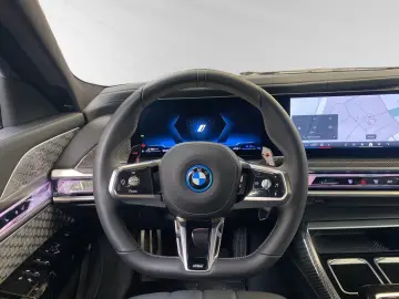 BMW M760e xDrive TV-Fond-Entertainment Autobahnass.