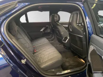 BMW M760e xDrive TV-Fond-Entertainment Autobahnass.