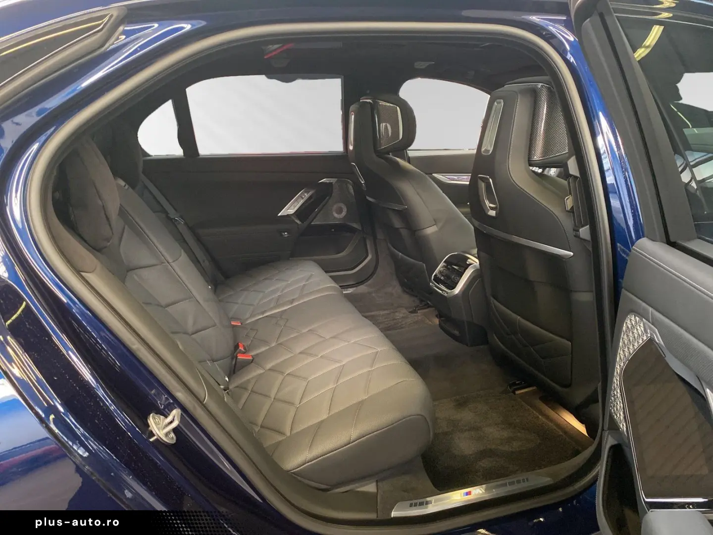 BMW M760e xDrive TV-Fond-Entertainment Autobahnass.