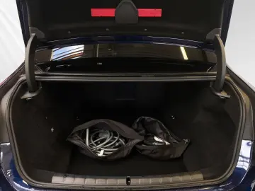 BMW M760e xDrive TV-Fond-Entertainment Autobahnass.