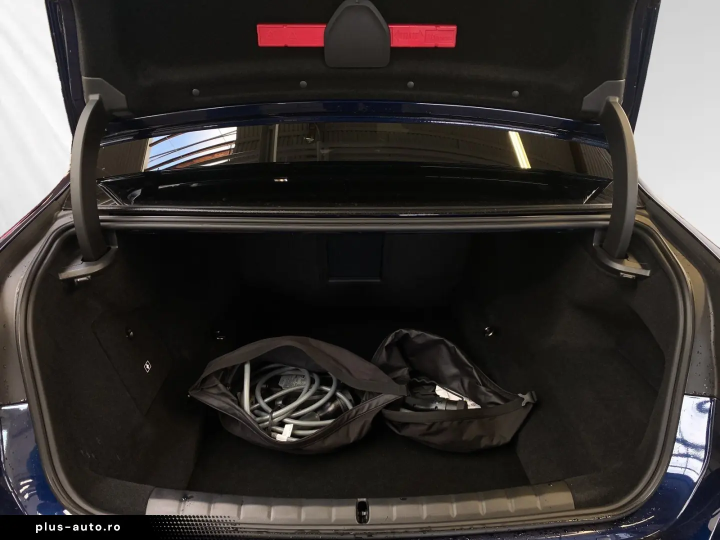 BMW M760e xDrive TV-Fond-Entertainment Autobahnass.