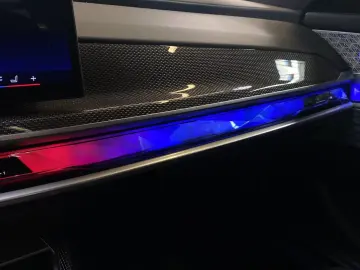 BMW M760e xDrive TV-Fond-Entertainment Autobahnass.