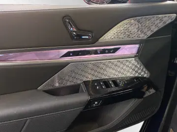 BMW M760e xDrive TV-Fond-Entertainment Autobahnass.