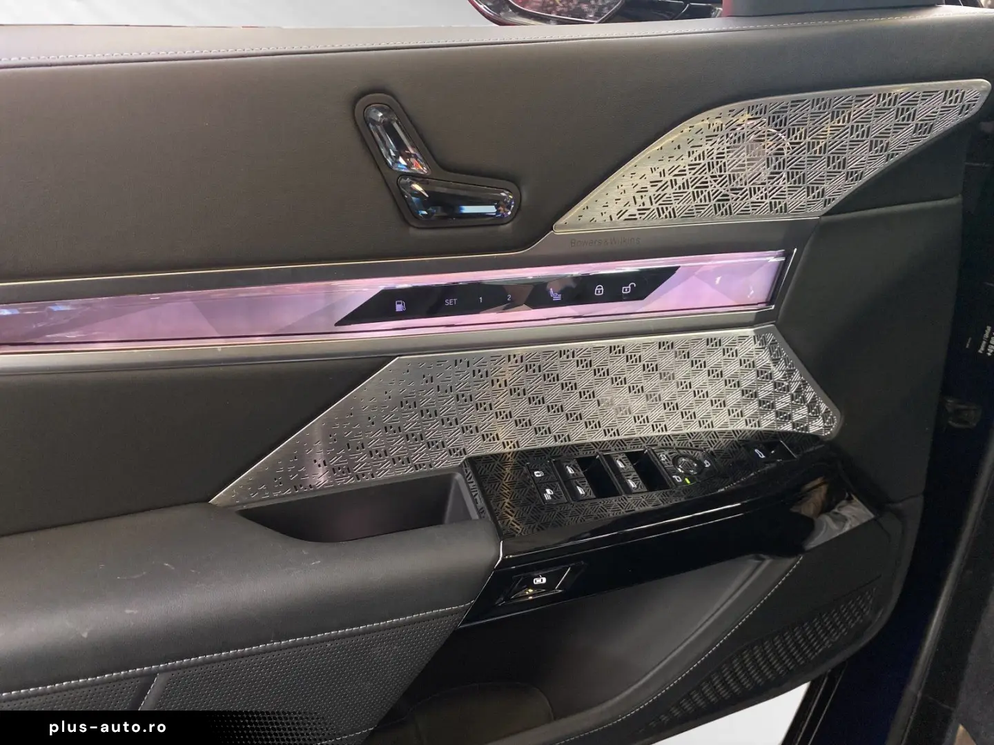 BMW M760e xDrive TV-Fond-Entertainment Autobahnass.